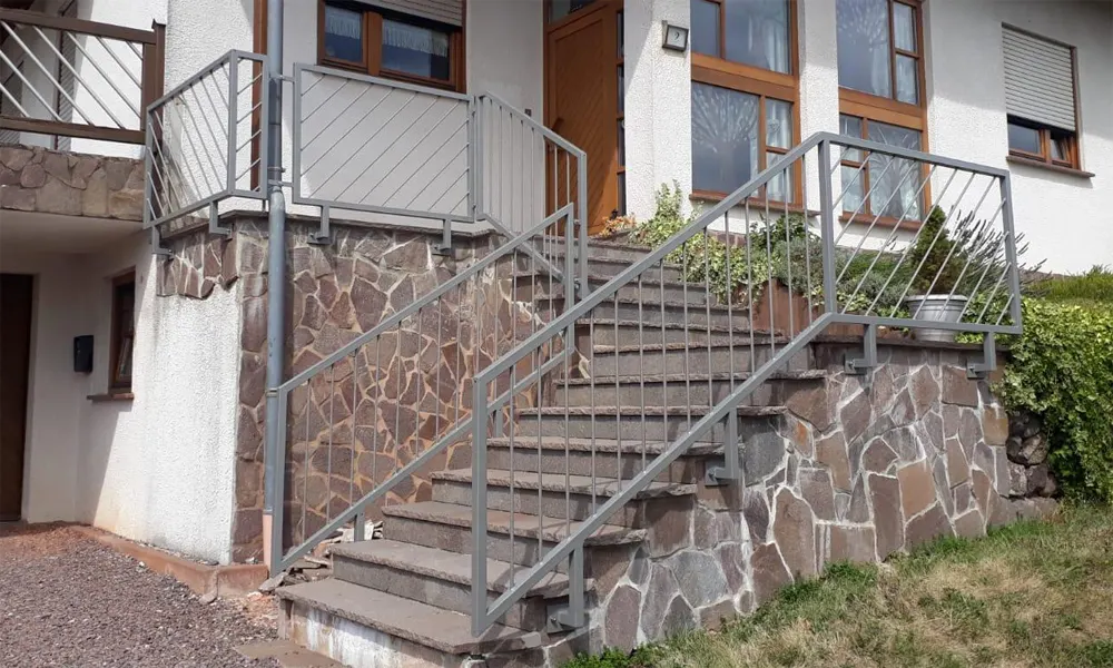 Treppengeländer an der Eingangstreppe