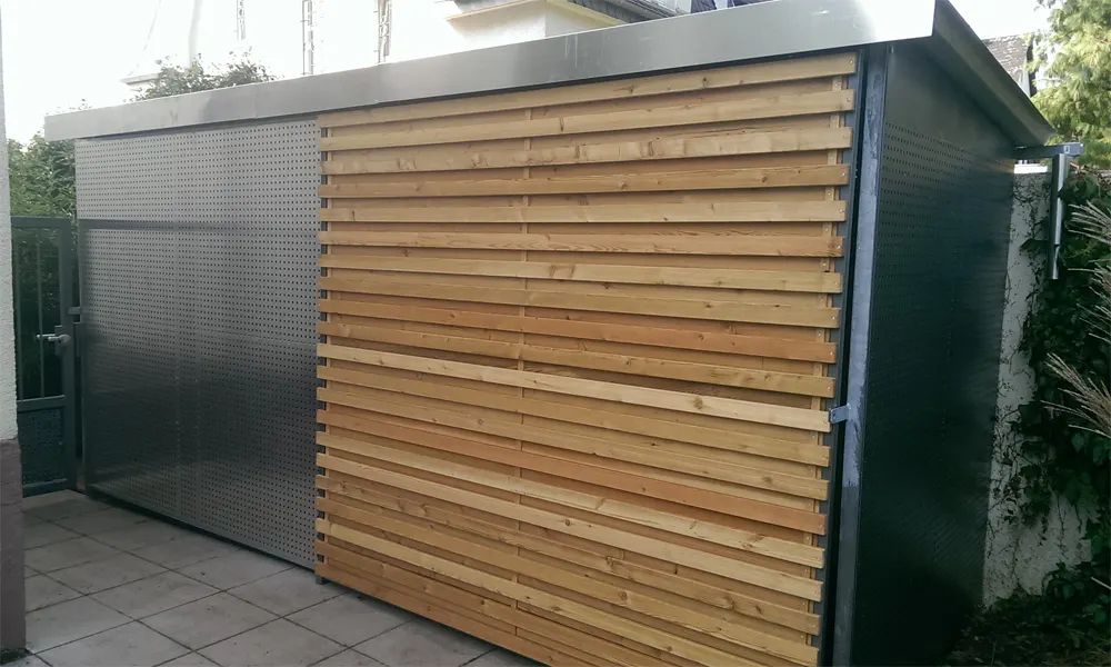 Einhausung aus Stahl, Lochblech und Holz