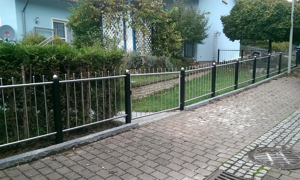 Stabgitterzaun entlang der Einfahrt
