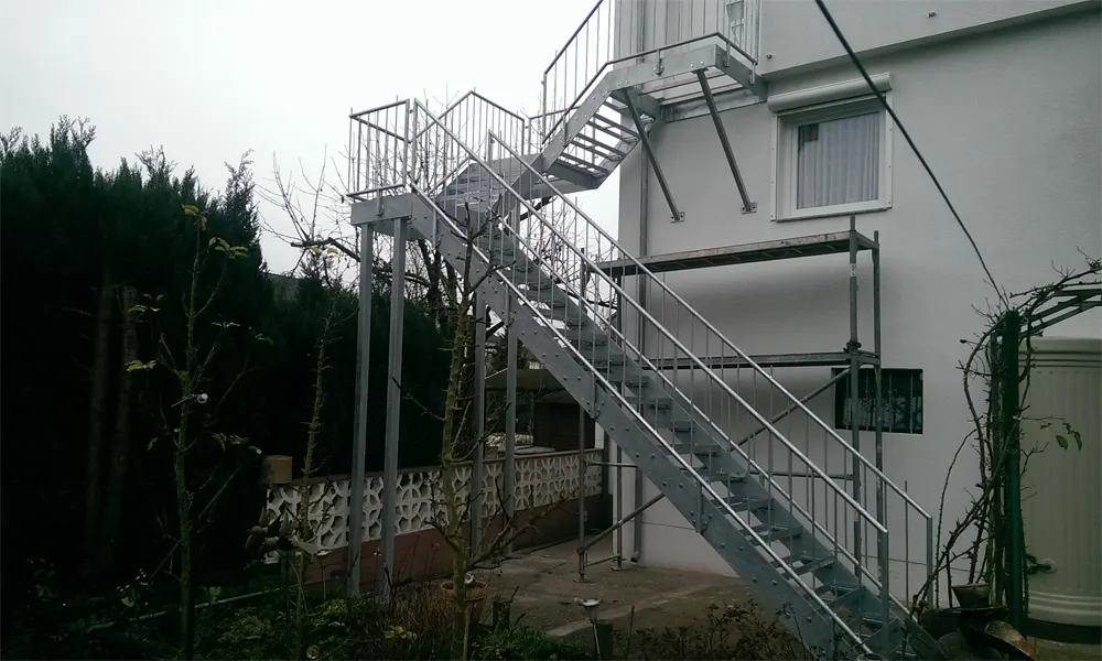Mehrgeschossige Außentreppe aus verzinktem Stahl