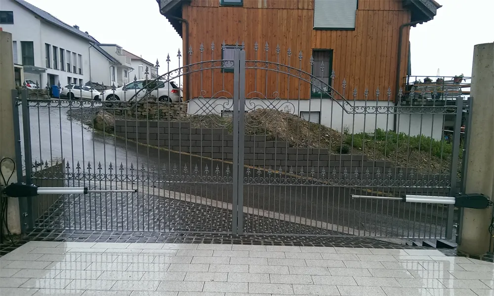 Hoftor mit elektrischem Antrieb