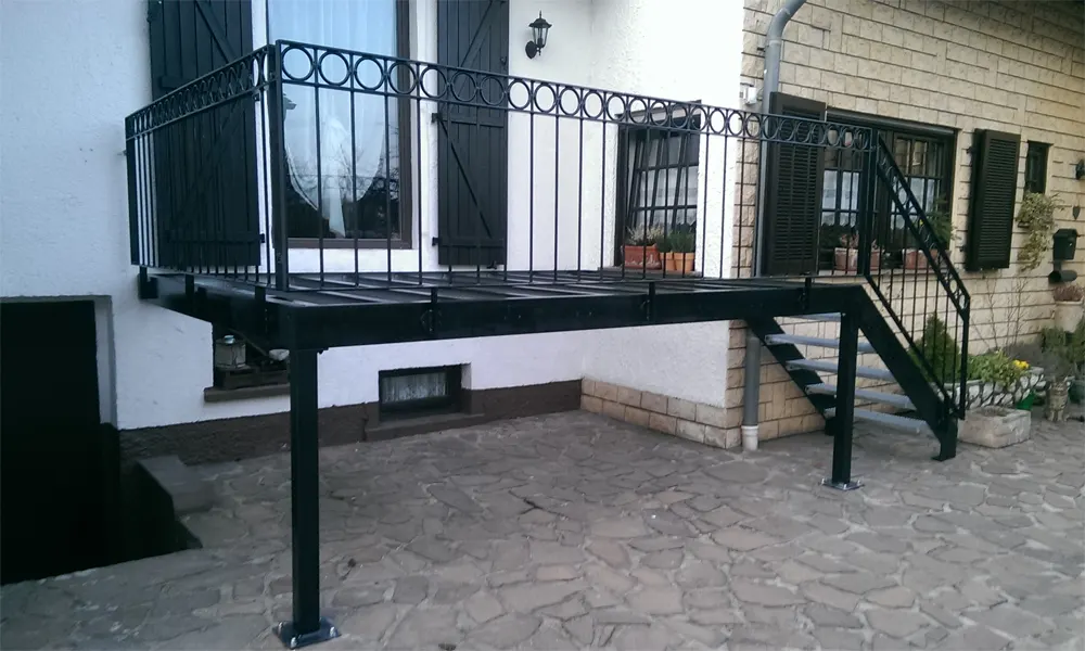Stahlbalkon mit Ziergeländer und Treppe