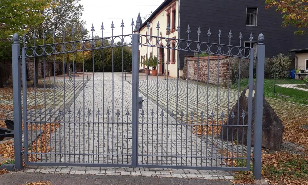 Zweiflügeliges Hoftor mit Zierspitzen