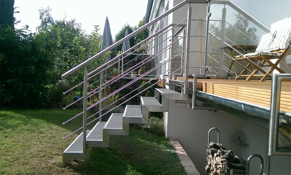 Edelstahltreppe zur Holzterrasse
