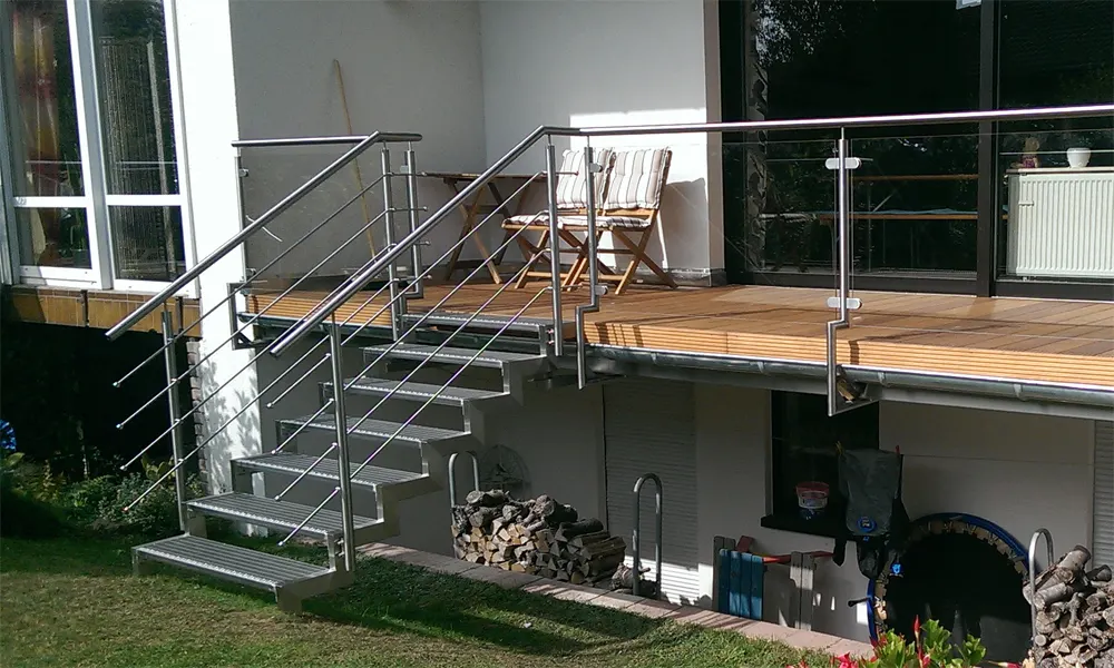 Terrasse mit Edelstahlgeländer und Treppe
