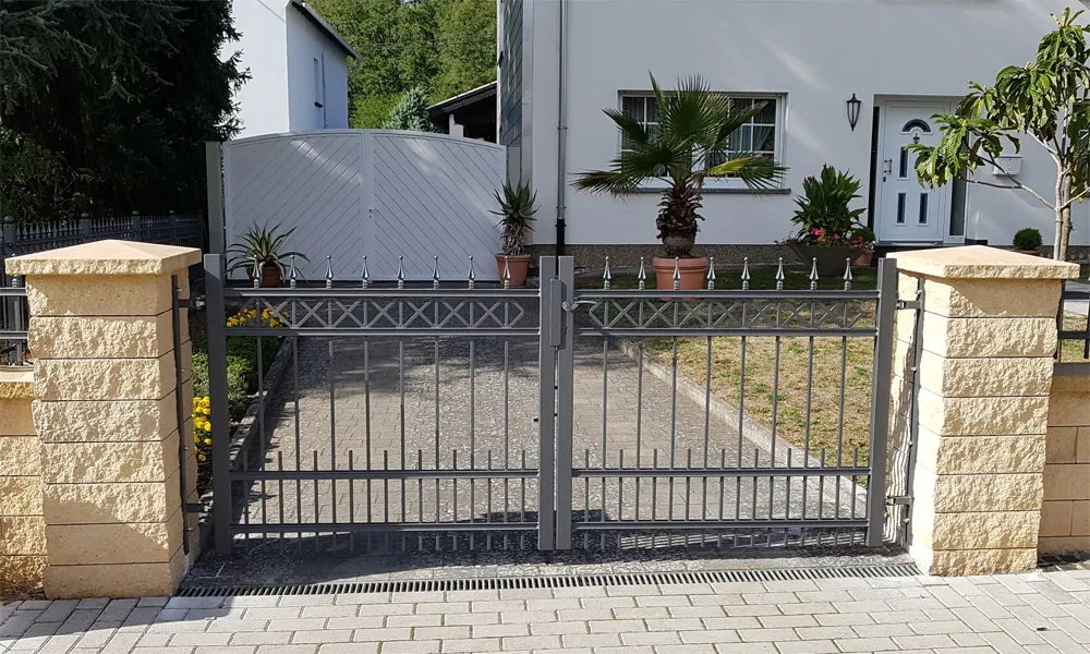 Zweiflügeliges Tor zwischen Steinpfosten