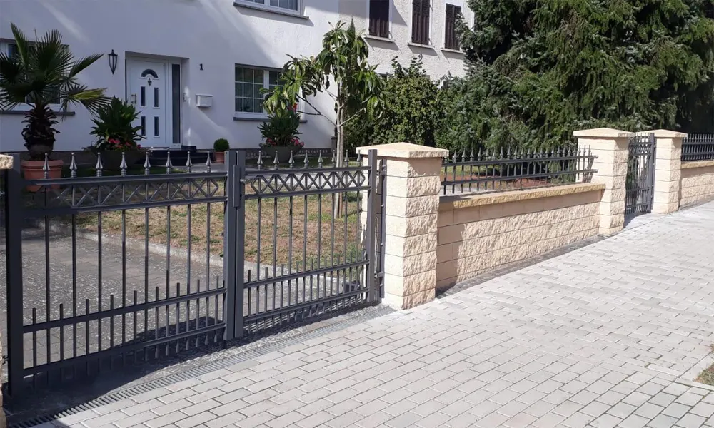 Einfahrtstor und Zaun