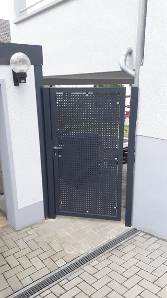 Gartentür mit Lochblech in Anthrazit