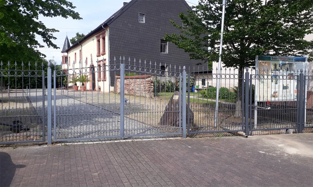Zaunanlage mit zweiflügeligem Tor