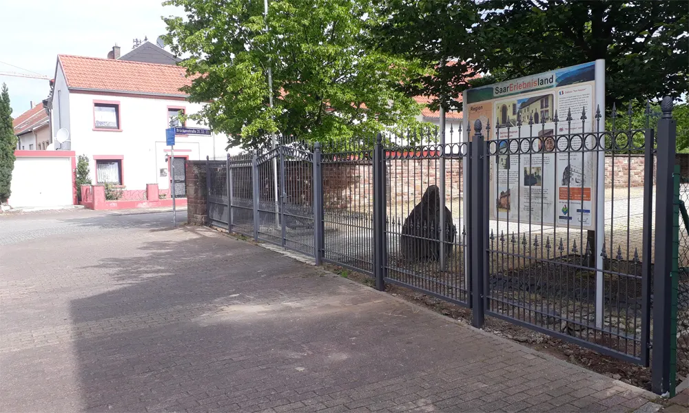 Zaunanlage mit Zierspitzen