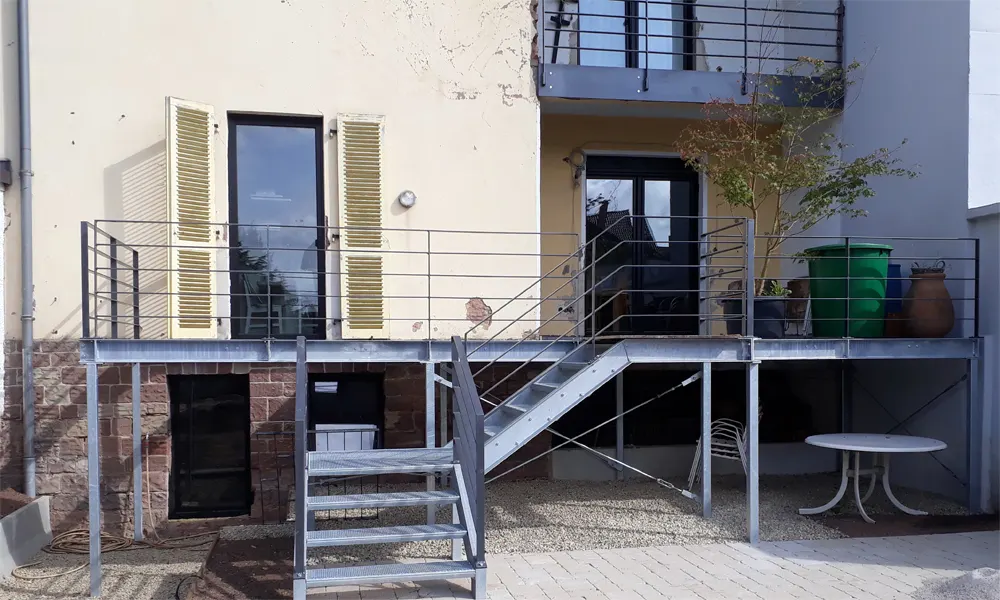 Verzinkter Stahlbalkon mit Treppe in den Hof