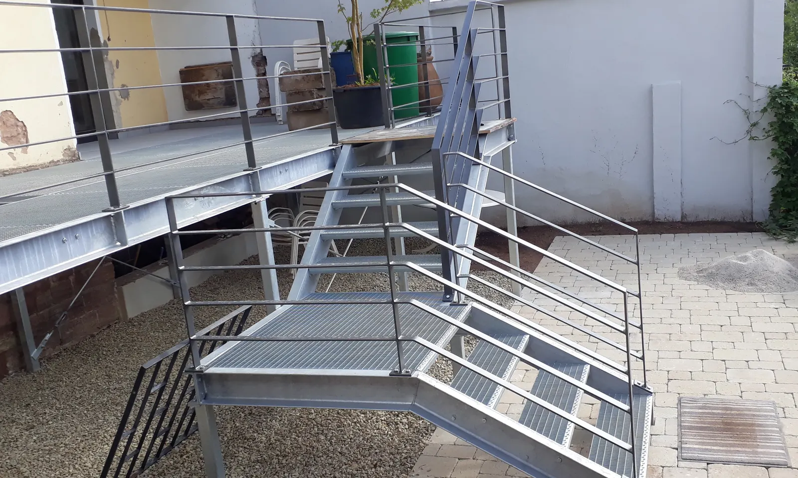 Verzinkte Podesttreppe mit Gitterrosten
