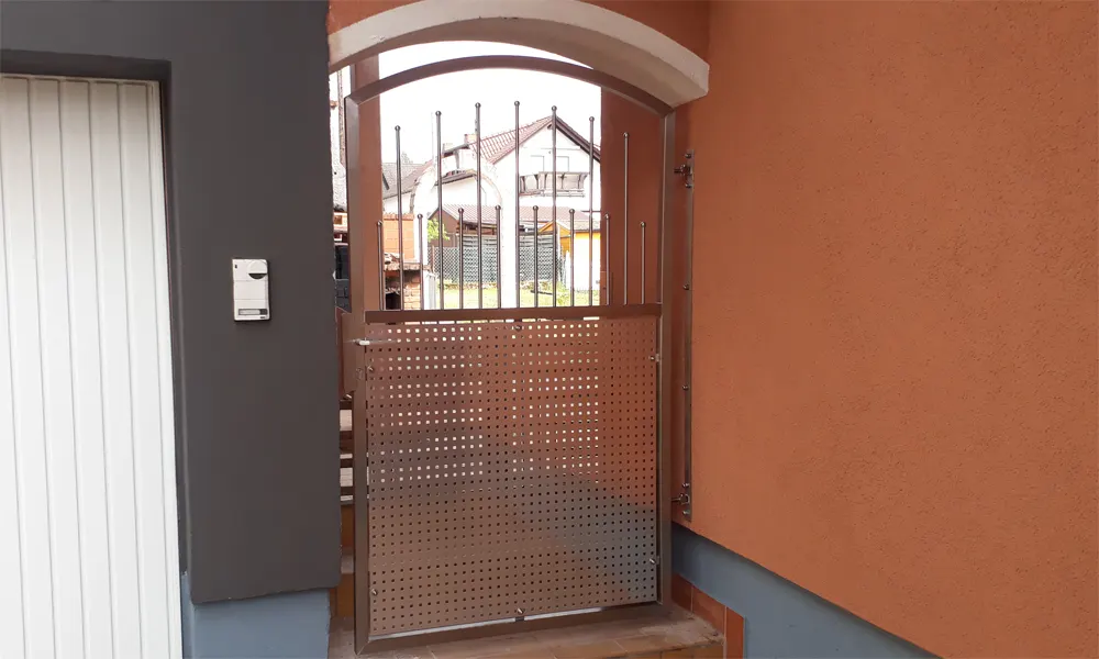 Gartentür mit Lochblechfüllung im Torbogen