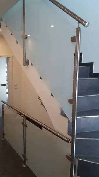Glasgeländer mit Edelstahlhandlauf