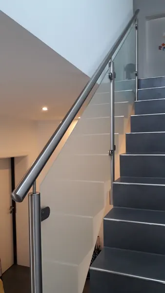 Treppenaufgang mit Glasgeländer