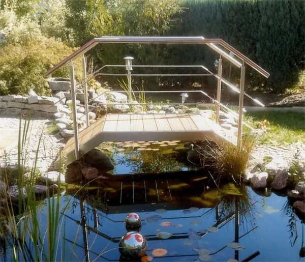 Brücke über Teich
